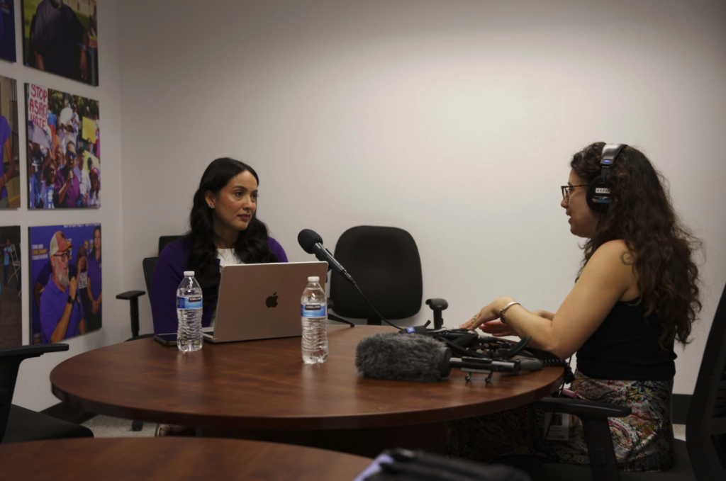 reportera entrevista a mujer