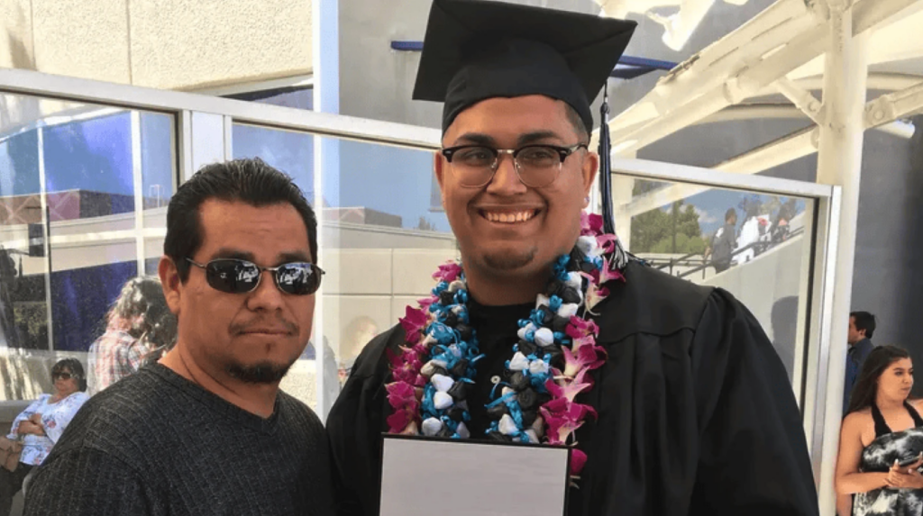 foto de papá and hijo durante graduación