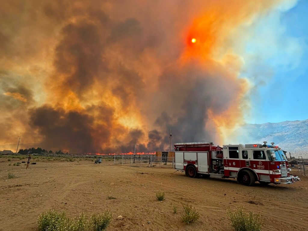 fuego al fondo con camión de bombero en trasfondo