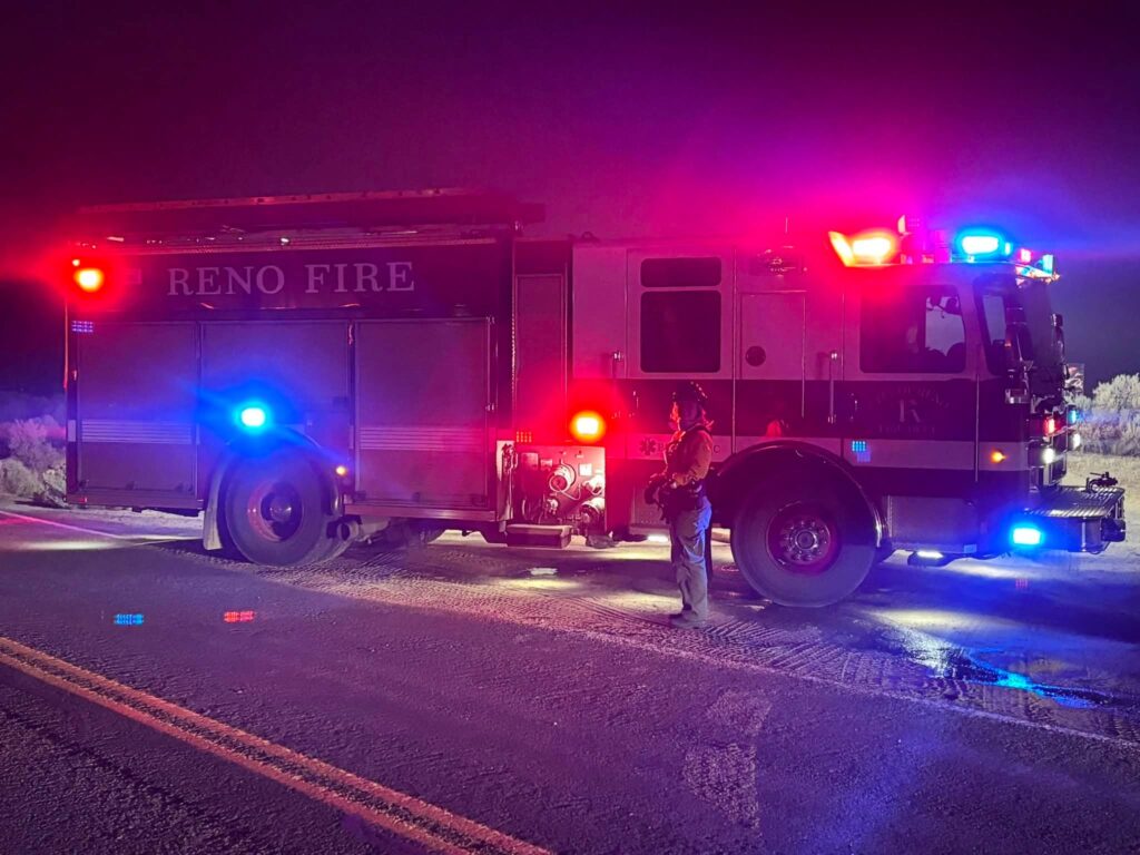 un bombero frente a camión