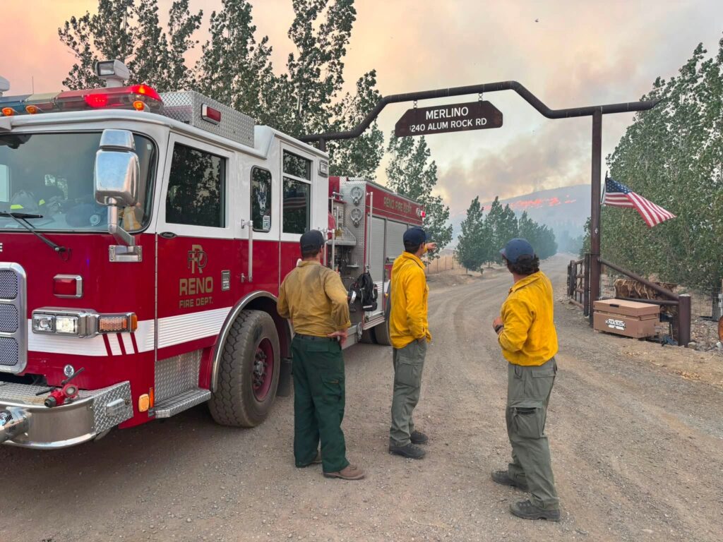 Bomberos se preparan para entrar a zona de incendio