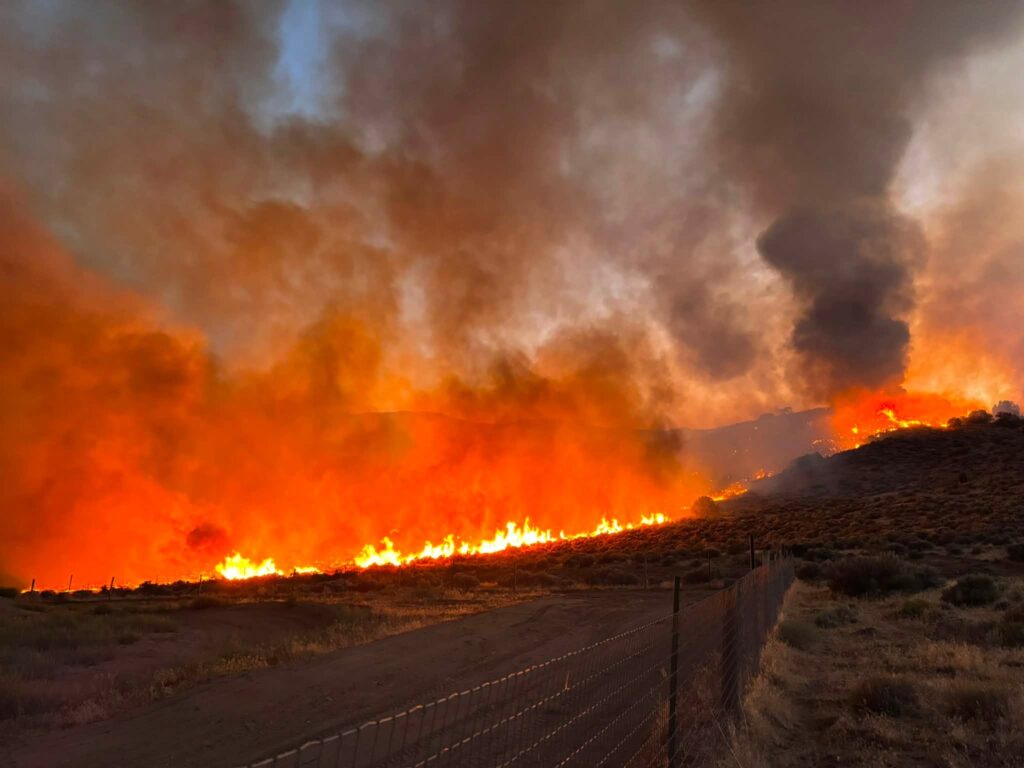 las llamas del Fred Mountain Fire