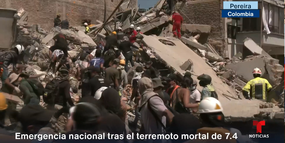 personas buscando entre escombros