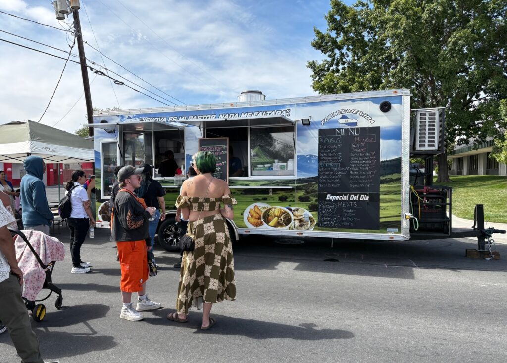 Se forma una multitud frente al food truck