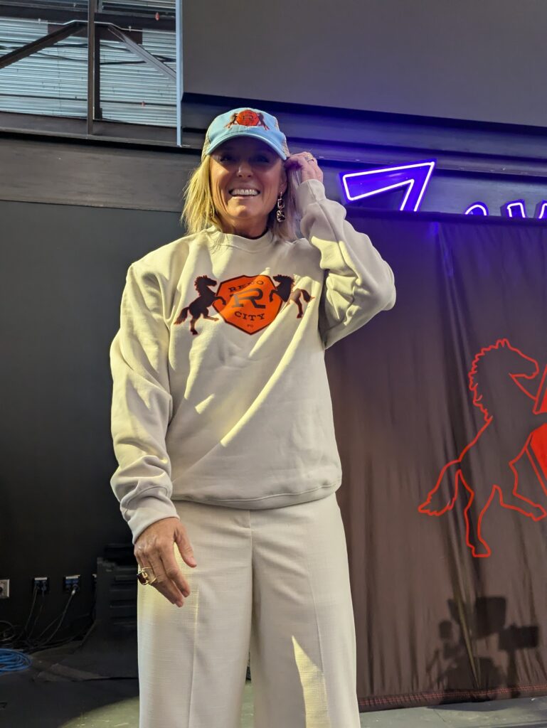 mujer sonríe y lleva ropa con nombre Reno City FC