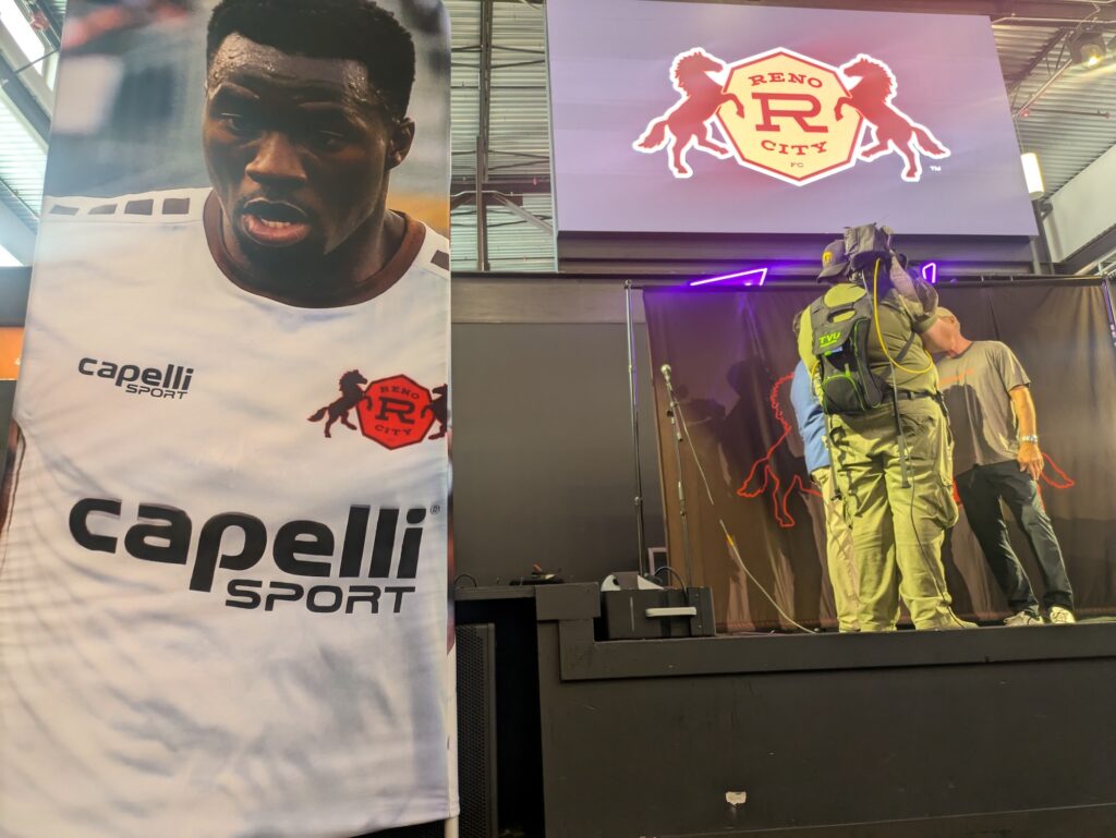 cartel grande de un jugador con una camiseta de fútbol blanca