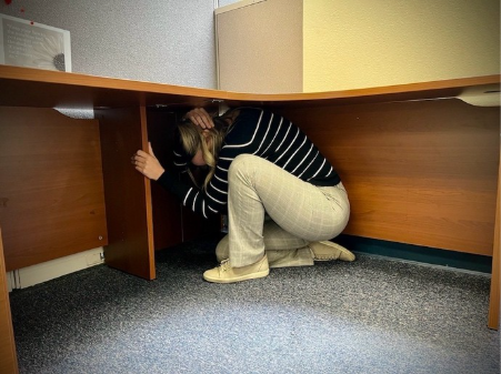 mujer debajo de una mesa