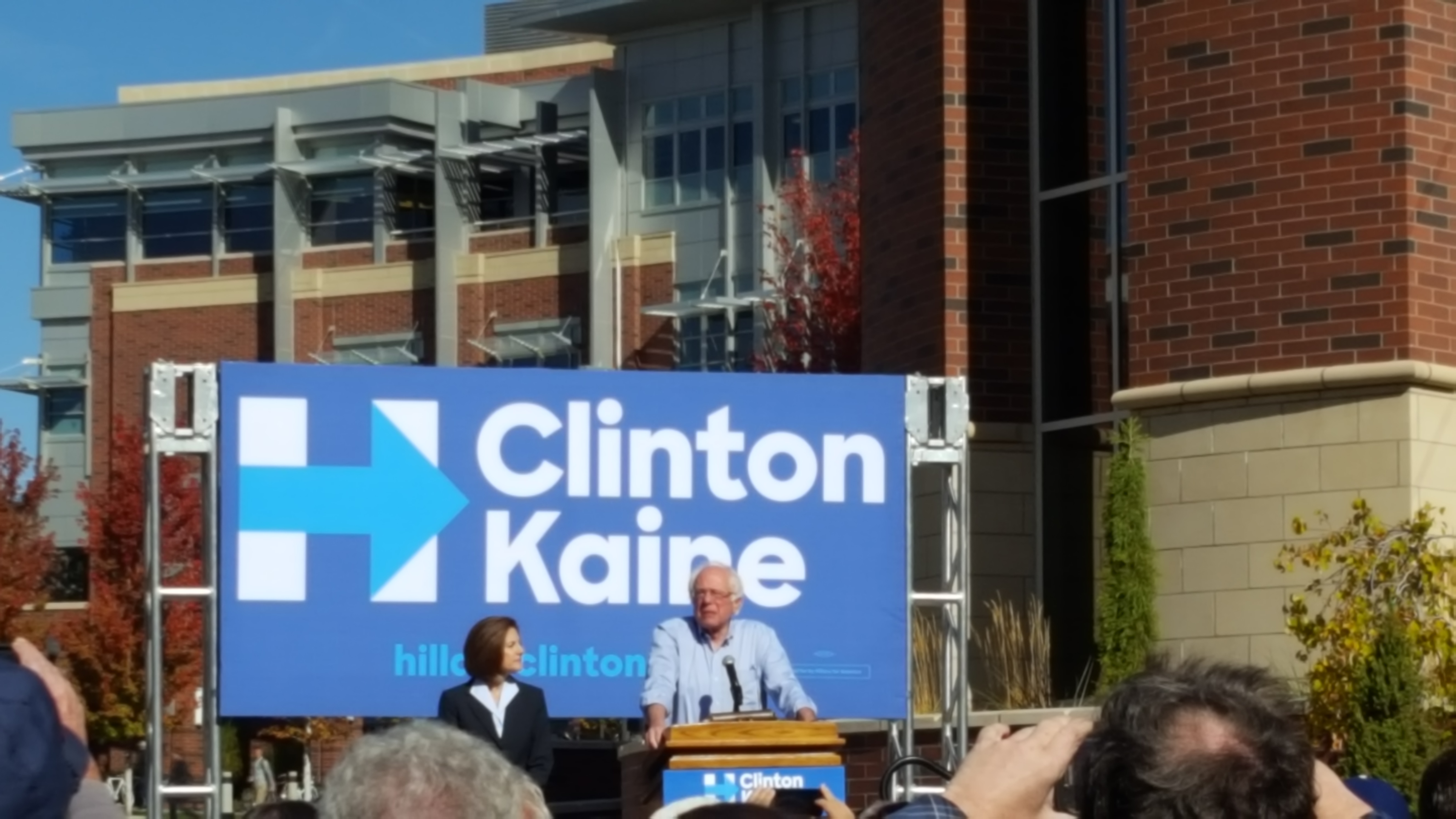 Bernie Sanders en el podio de la Universidad de Nevada Reno