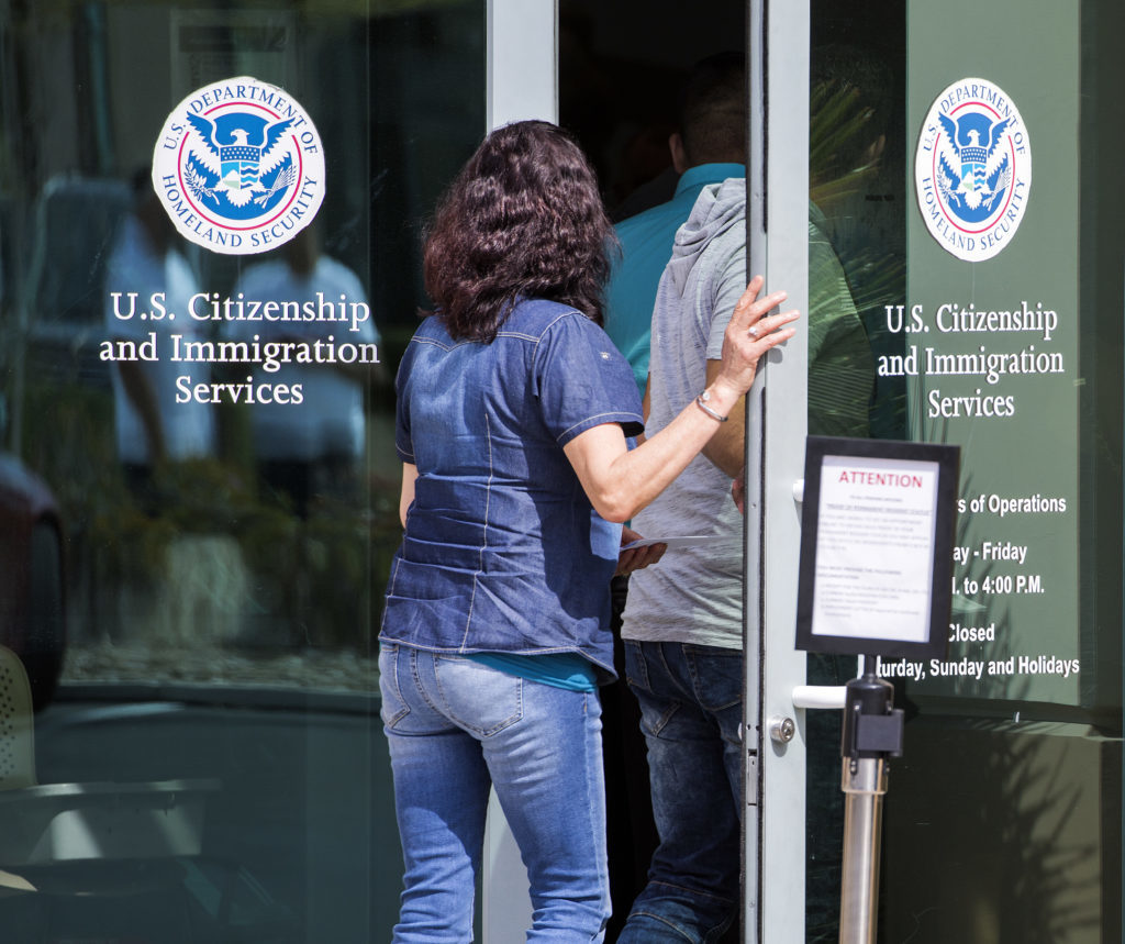 Una mujer entra al edificio del Servicio de Inmigración y Ciudadanía en Las Vegas.
