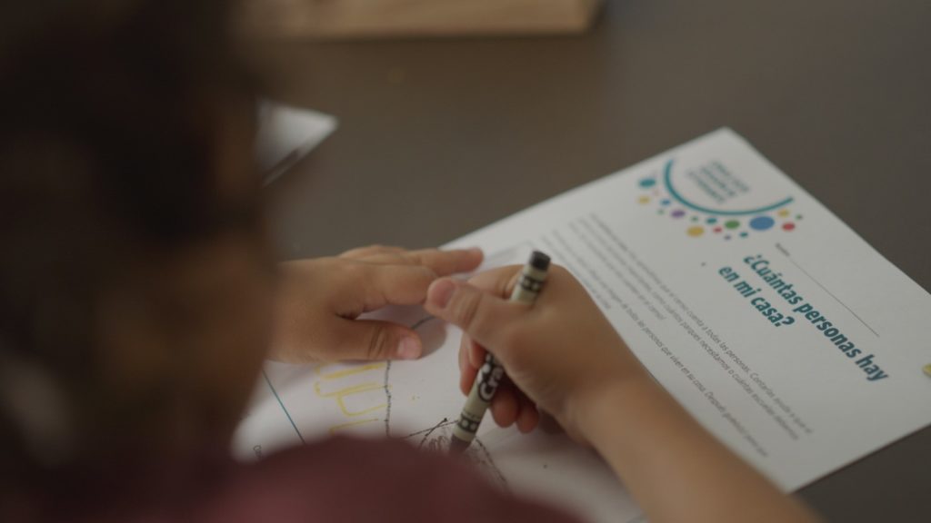 Un niño colorante un página de census por niños.