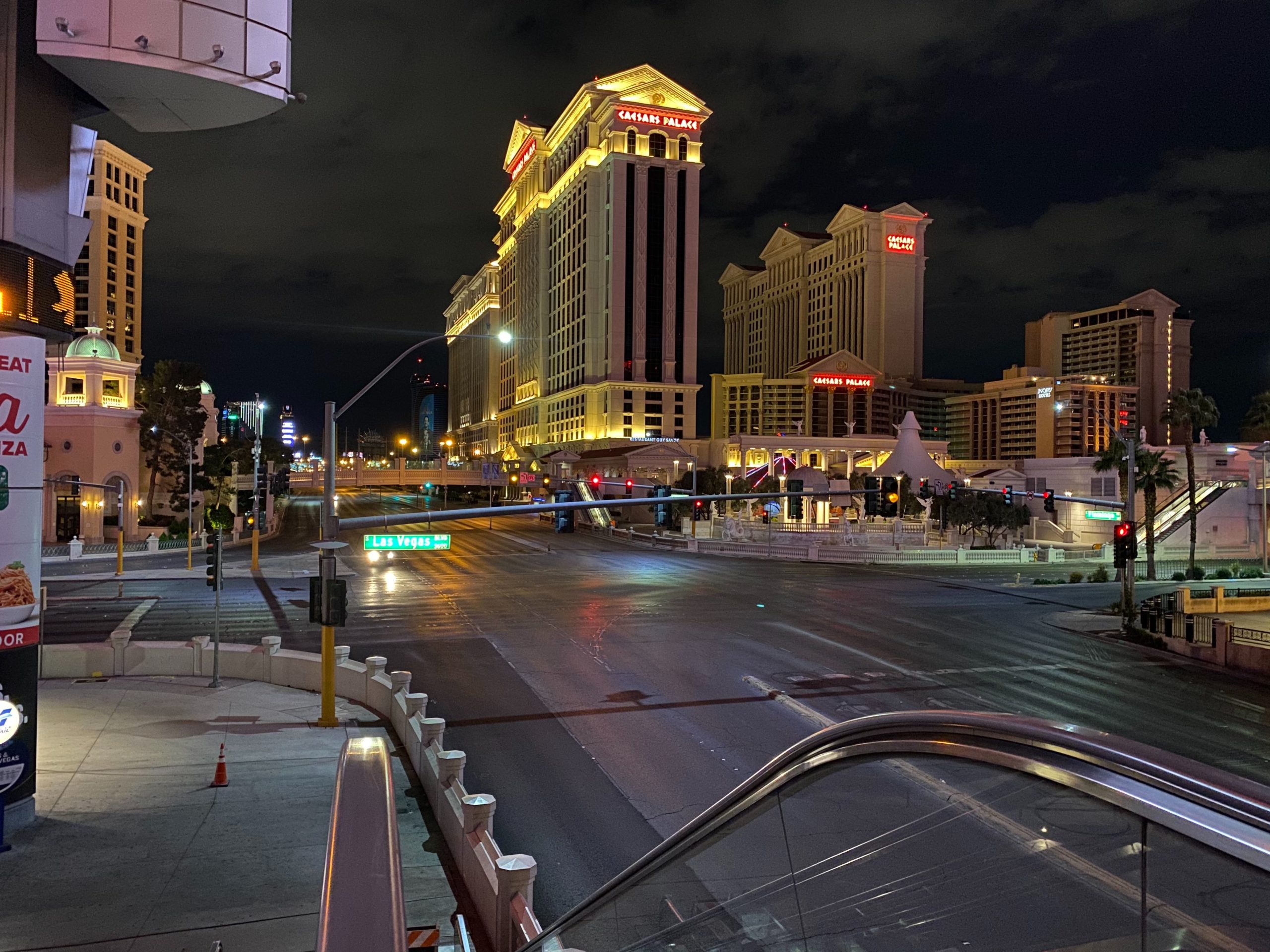 Calle vacía frente al Caesar Place, en Las Vegas, Nevada.