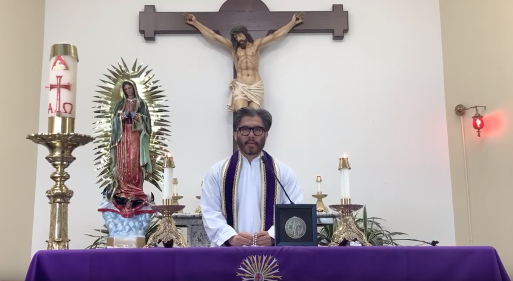 Padre Edgar da misa por YouTube