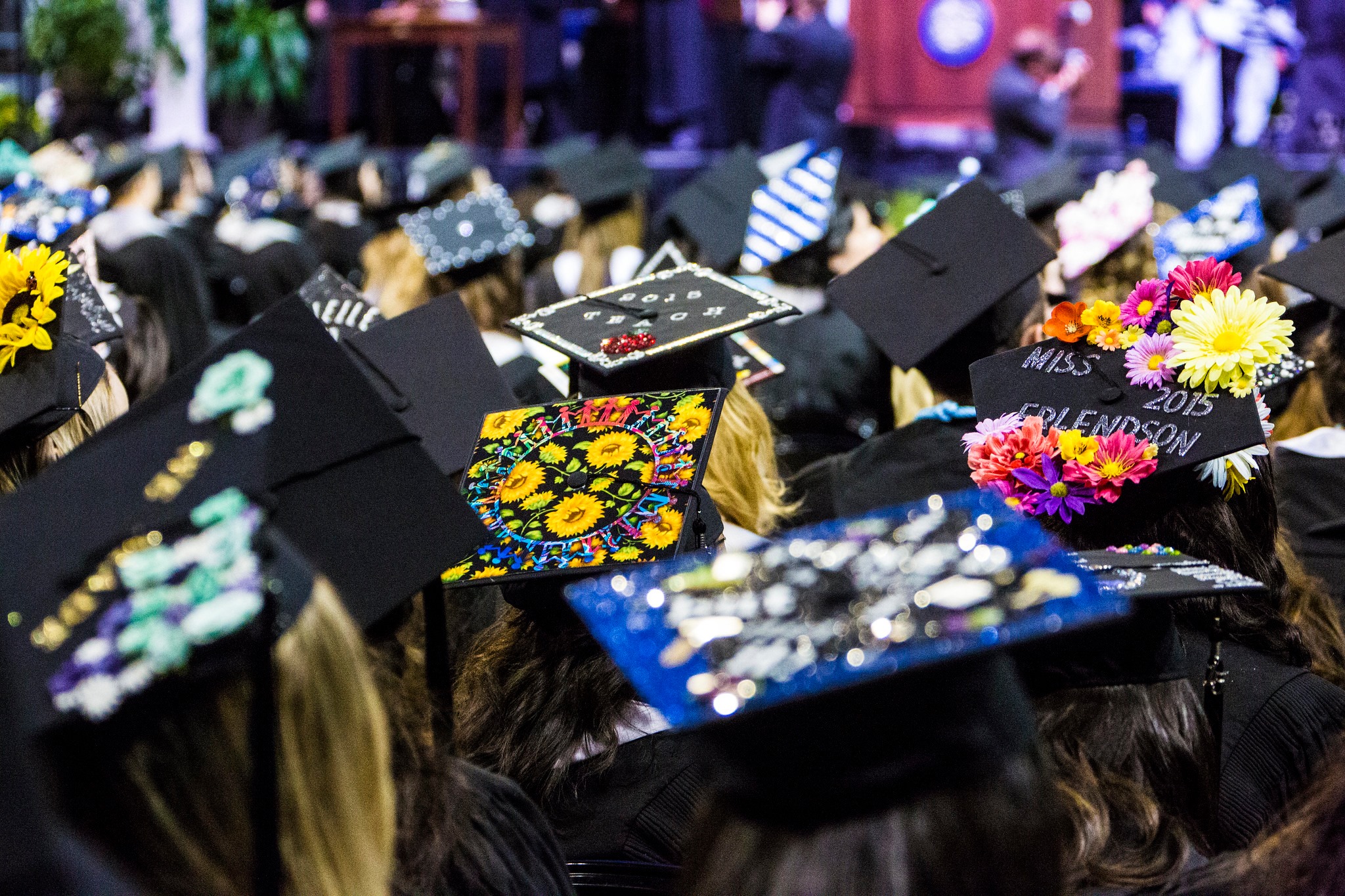 Foto de gorras de graduación decoradas.