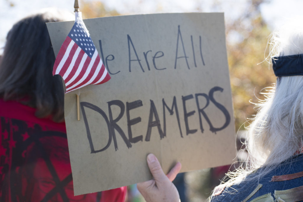 Un cartel sostenido por un manifestante en una protesta de 2017 en apoyo de DACA en Reno, Nevada dice: Todos somos soñadores