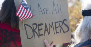 Un cartel sostenido por un manifestante en una protesta de 2017 en apoyo de DACA en Reno, Nevada dice: Todos somos soñadores