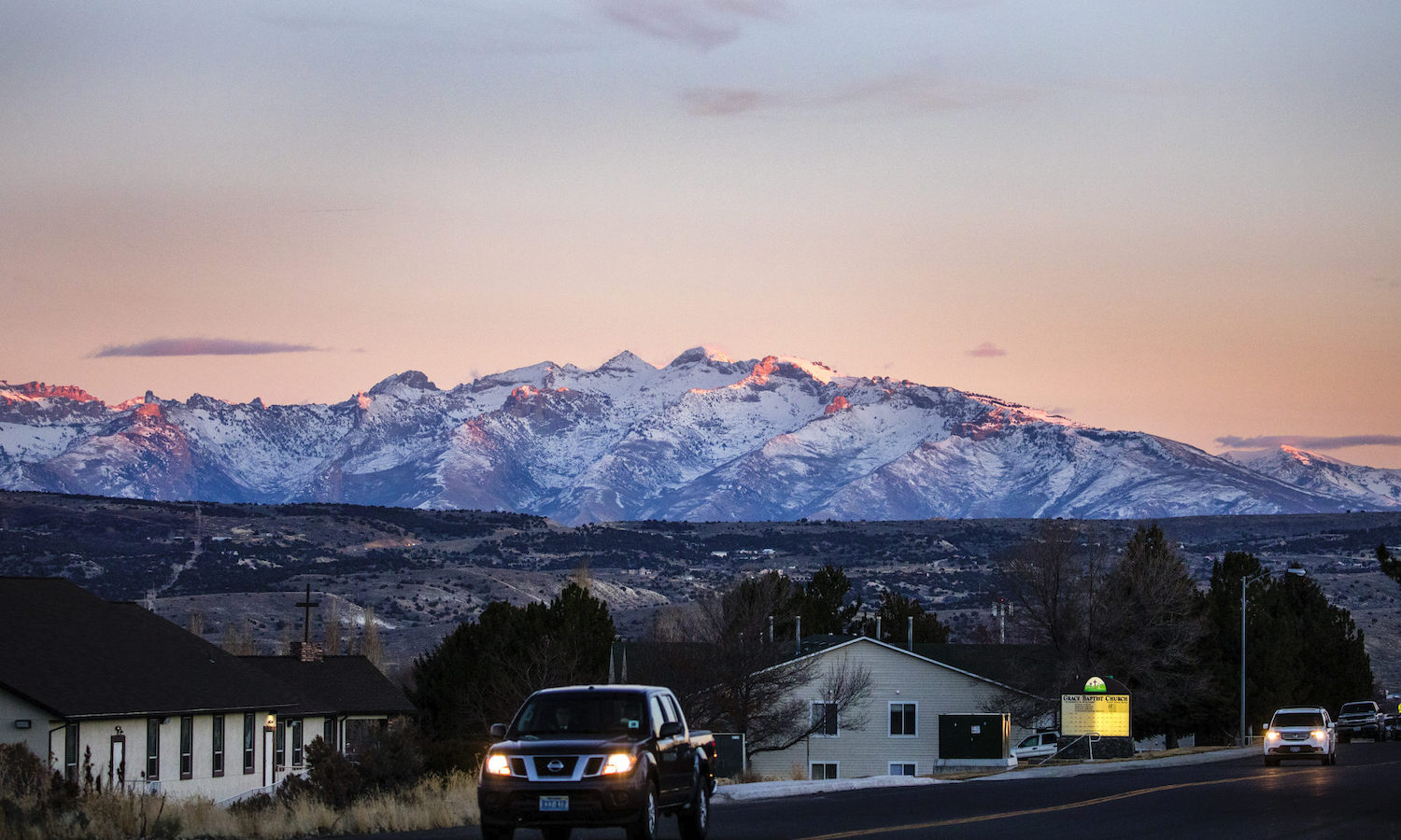 Foto desde Elko, Nevada con montañas coronadas de nieve
