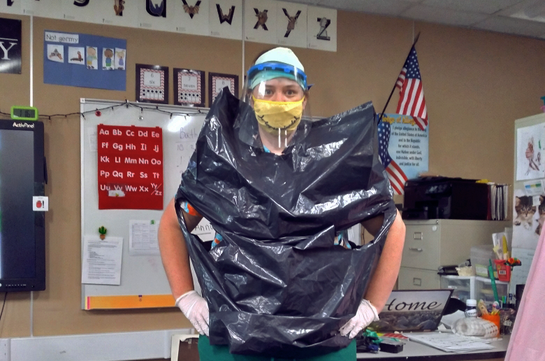 maestro vestido con una bolsa de basura para protegerse de COVID-19