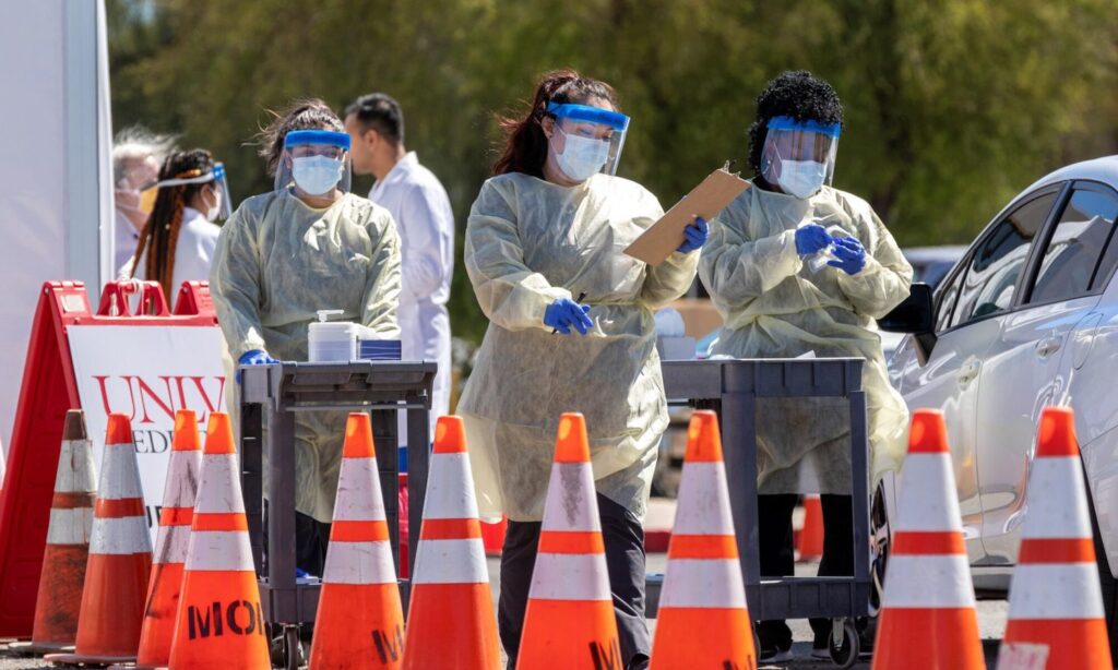 empleados cubiertos con equipo de protección contra el coronavirus
