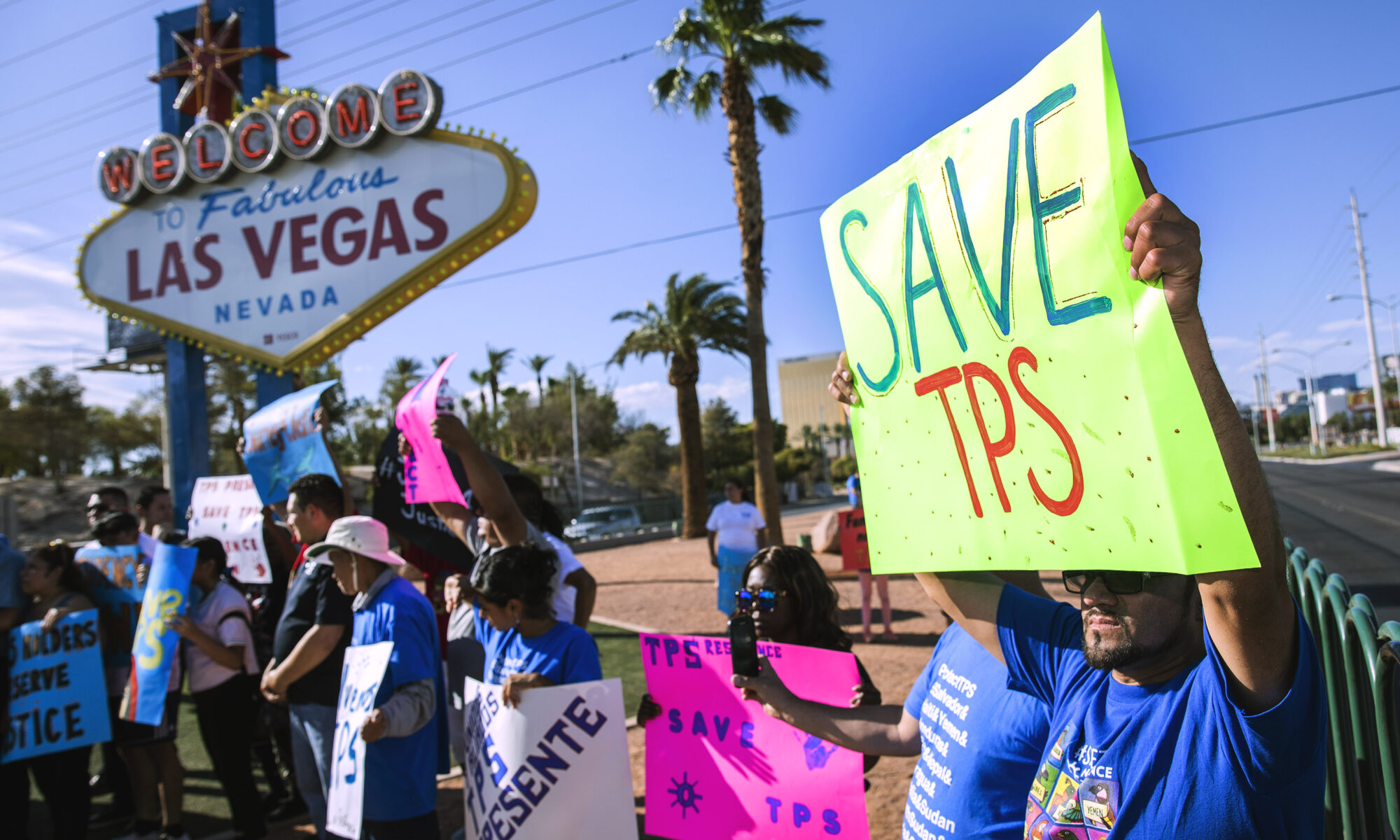 Partidarios del Estatus de Protección Temporal (TPS) se manifiestan frente al letrero de Bienvenidos a Las Vegas