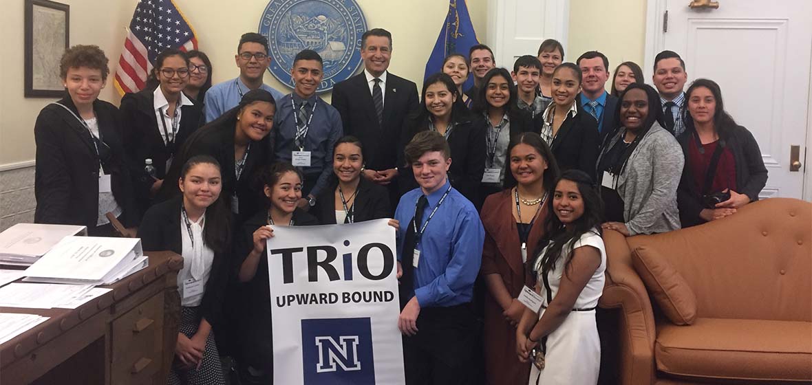 ex gobernador de Nevada Brian Sandoval con un grupo de estudiantes