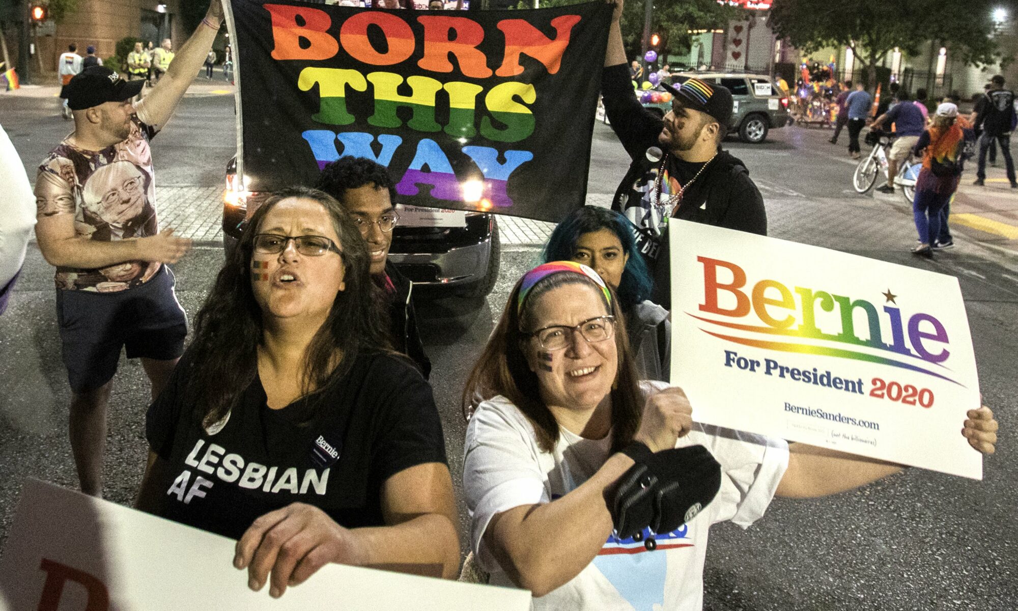 Partidarios del ex candidato presidencial Demócrata Bernie Sanders durante el Desfile del Orgullo Gay