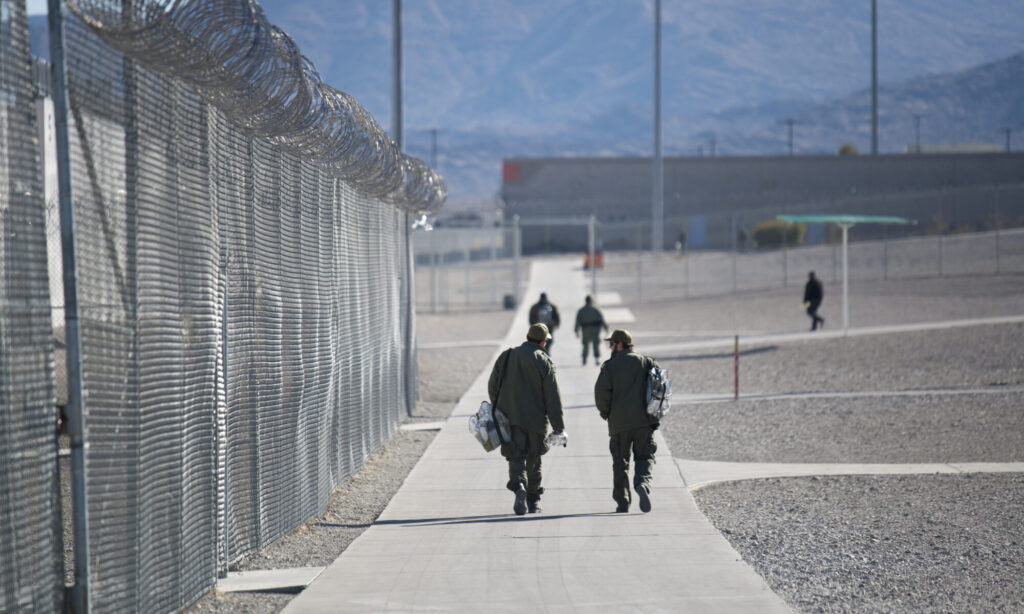 Custodios caminan dentro de la Prisión Estatal High Desert en Nevada