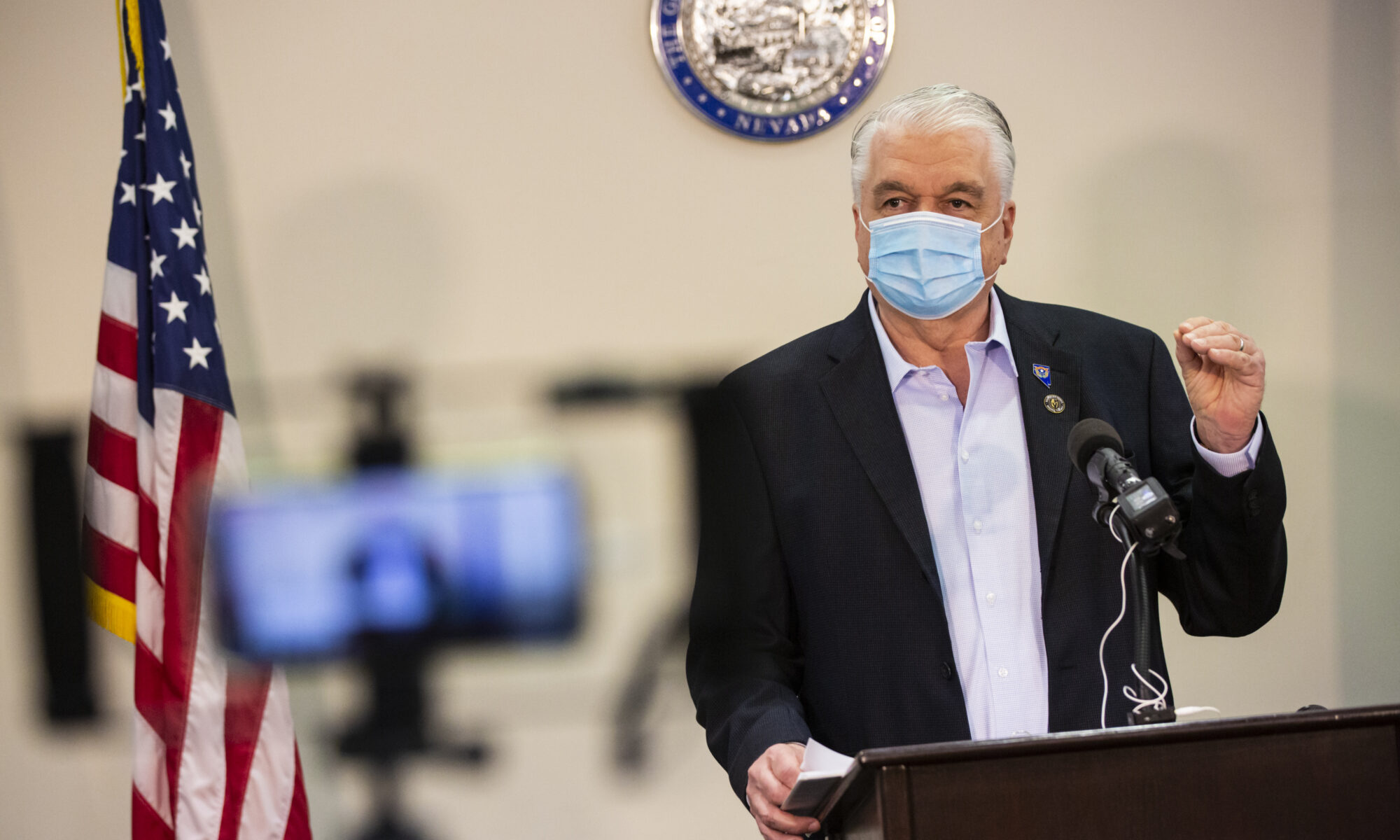 Gobernador de Nevada Steve Sisolak con mascara