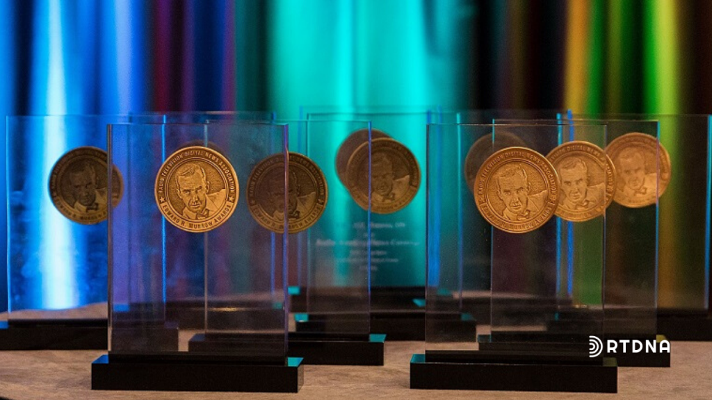 Varios premios de vidrio con medallón de bronze