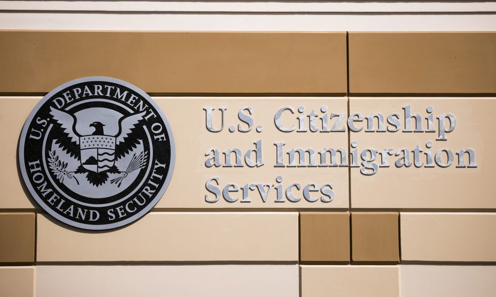Un signo en la pared que dice US Citizenship and Immigration Services