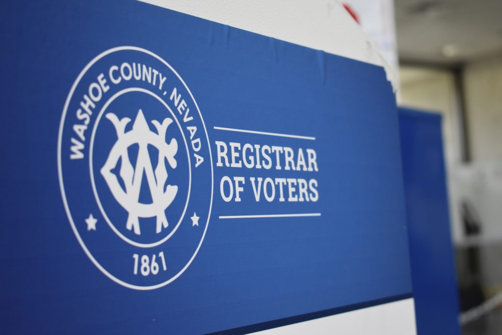 Cartel de azul y blanco del Registro de Votantes del condado de Washoe