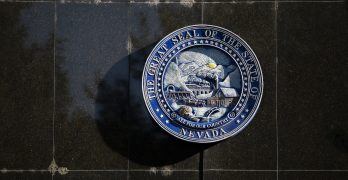 Escudo en metal del estado de Nevada