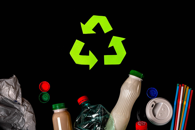 varios tipos de desechos con logo de reciclaje