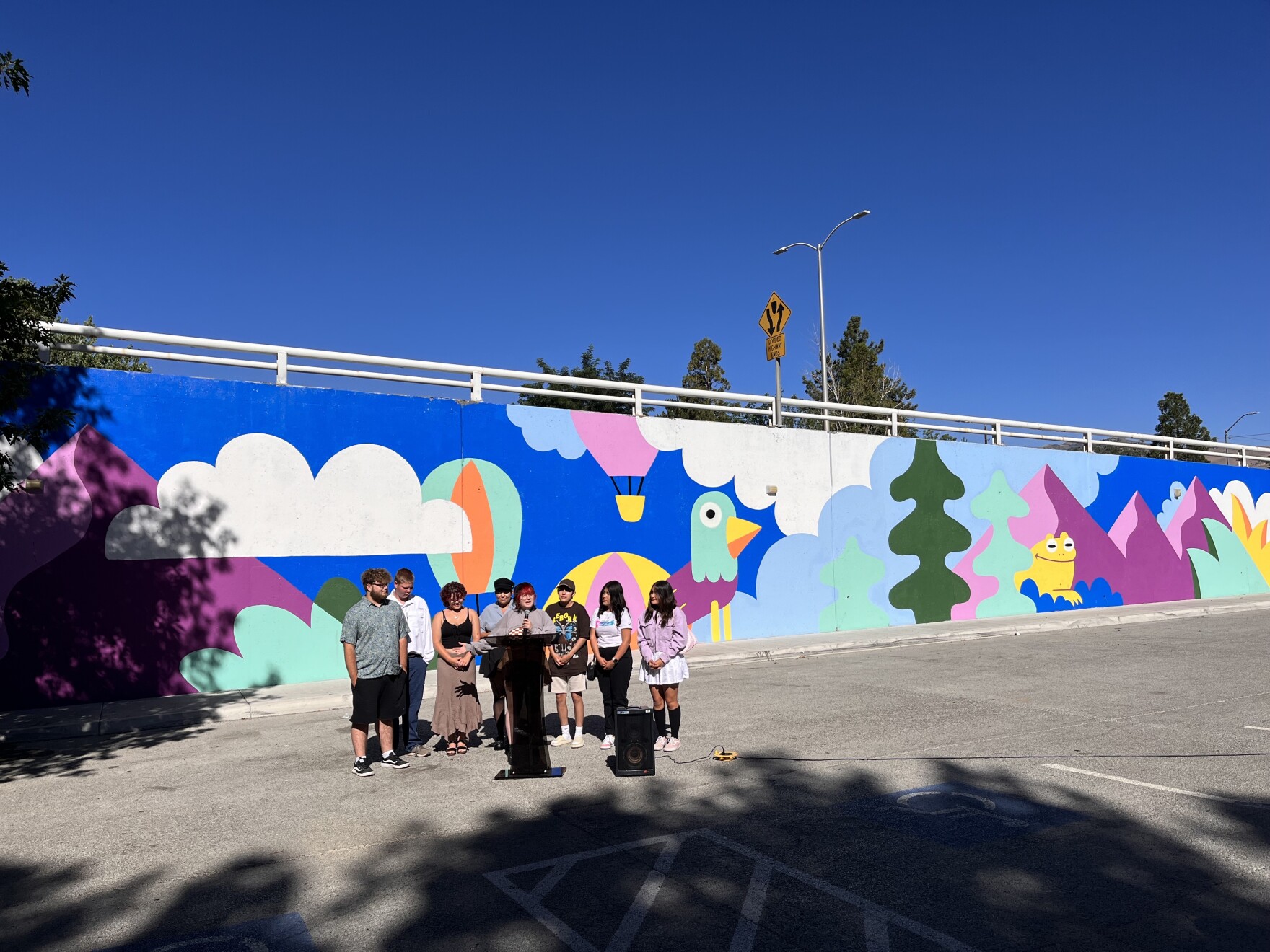 estudiantes frente a mural pintado sobre pared de rampa