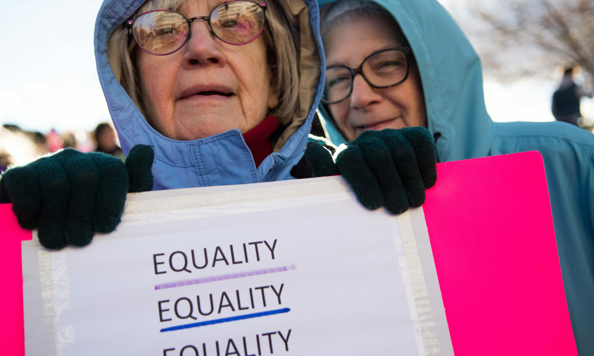 dos mujeres con cartel que dice igualdad