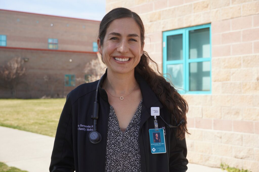 Una doctora esta sonriente