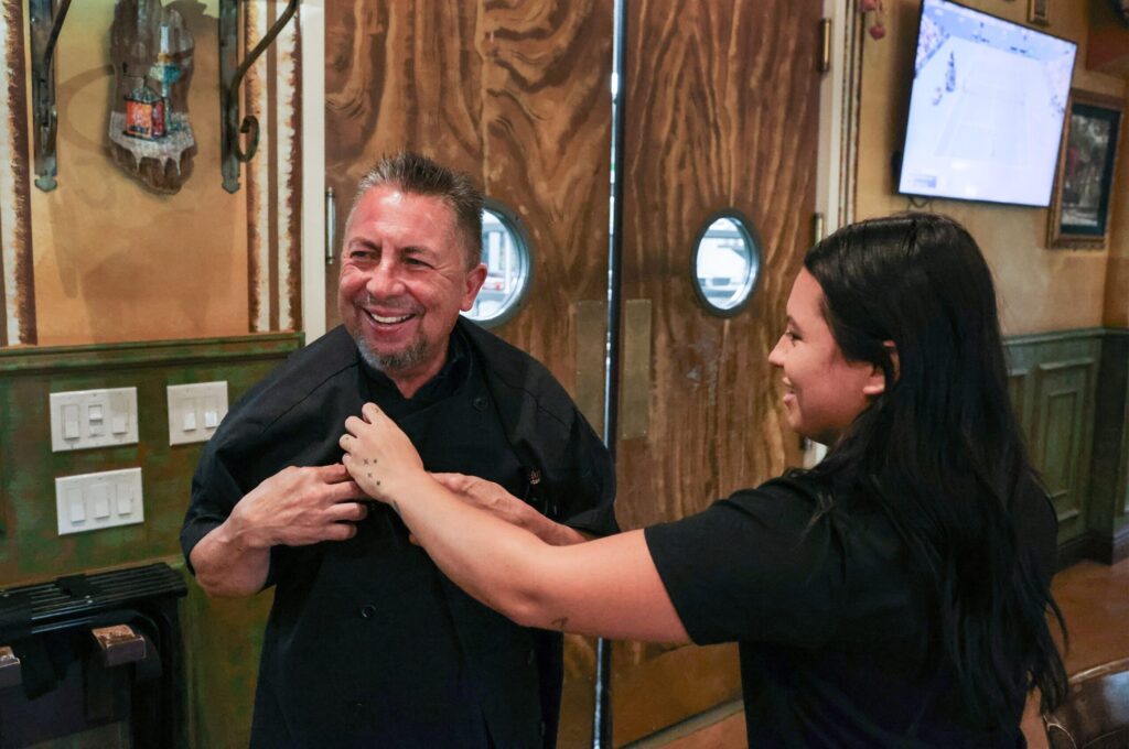 Dueño de restaurante y su hija