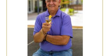 invitación con imagen de hombre en el centro