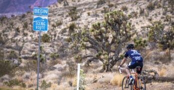Un ciclista recorre la Ruta Estatal 159 en el Área de Conservación Nacional de Red Rock Canyon