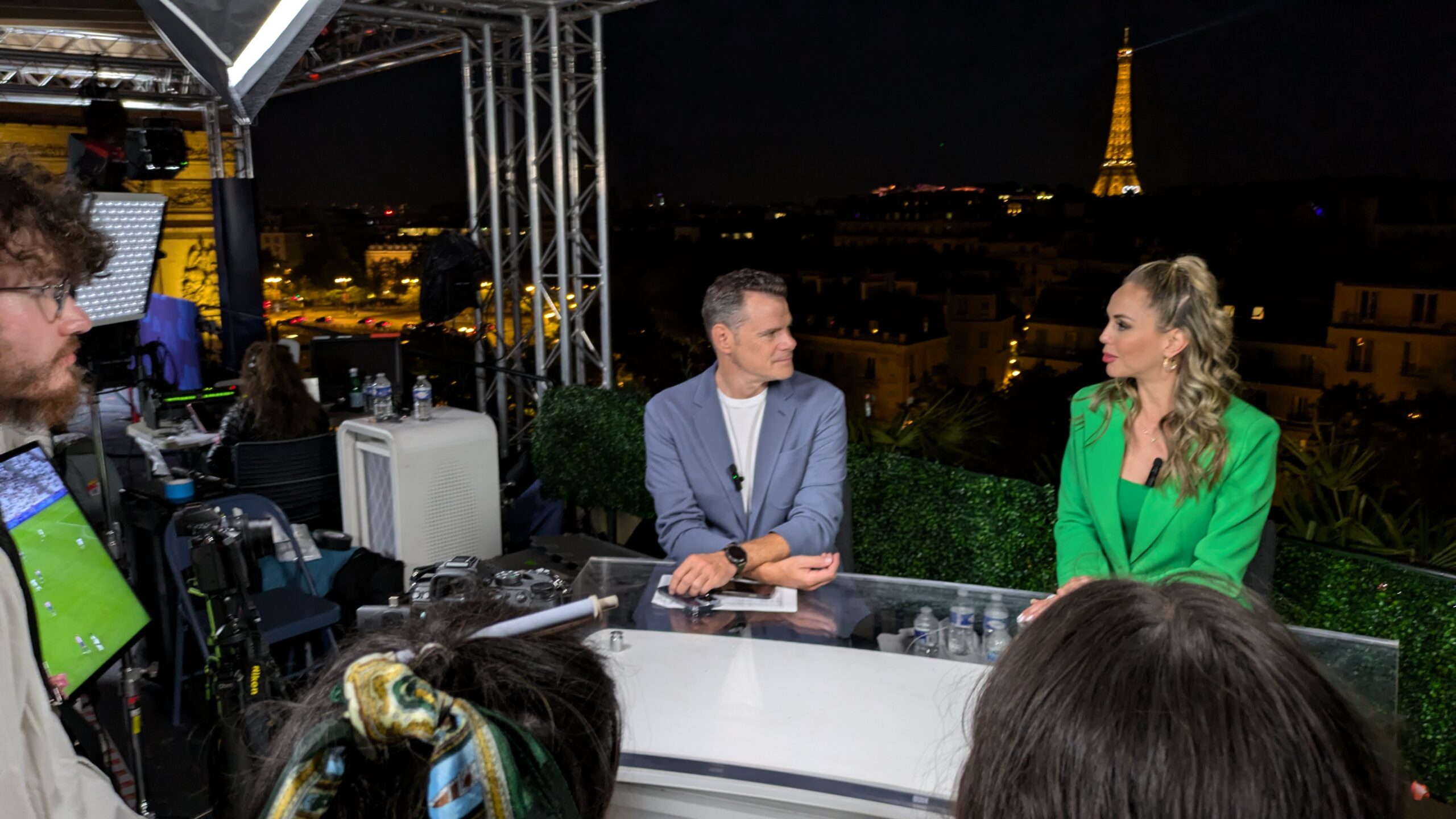 dos personas sentadas con Torre Eiffel al fondo