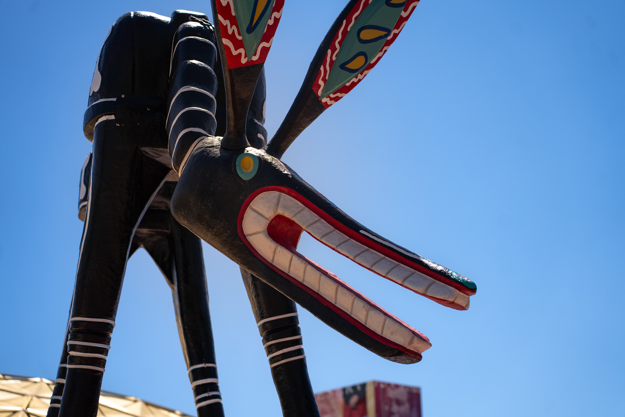 escultura de un perro estilo de alebrijes