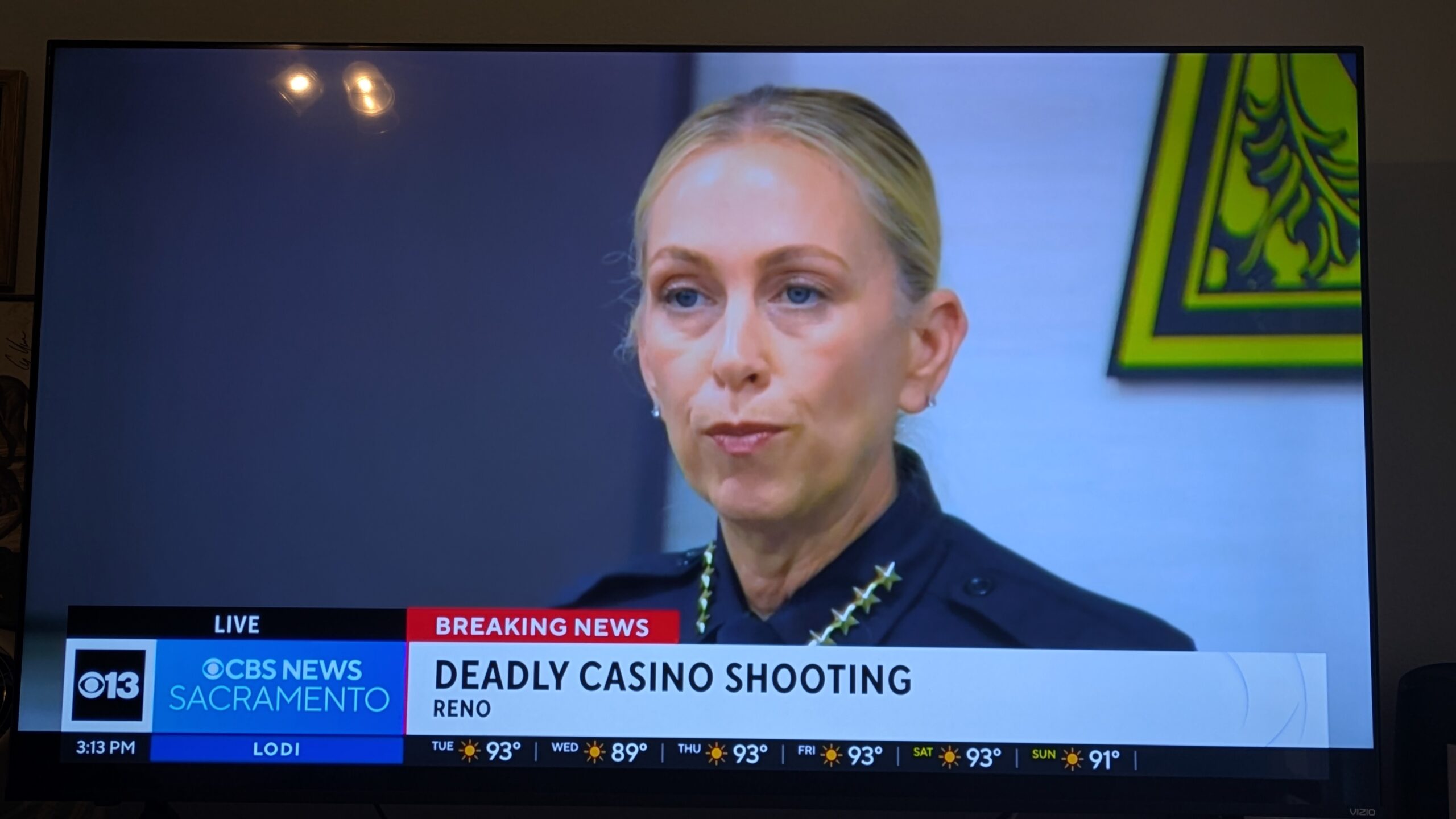 mujer policía habla por micrófono