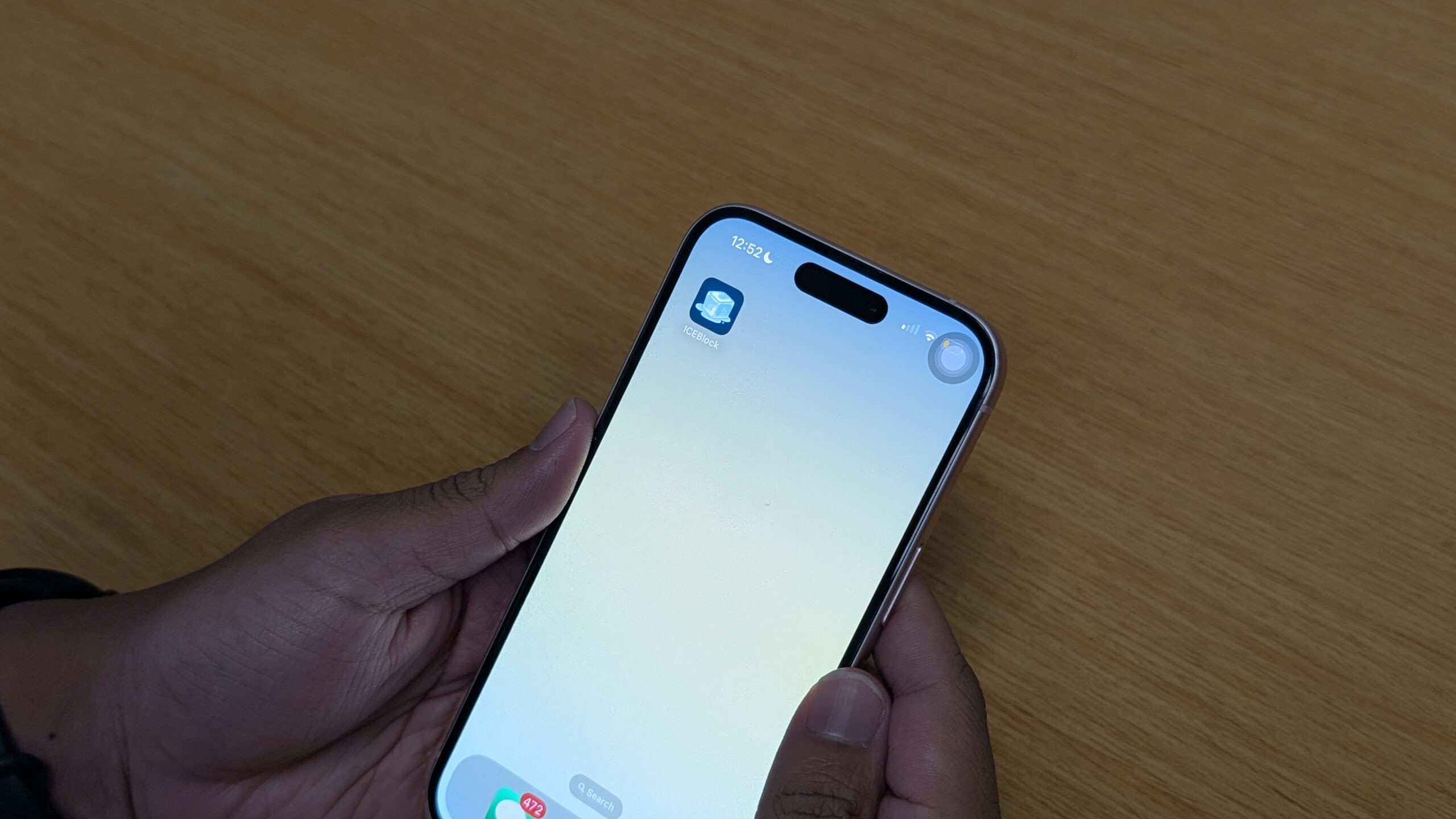 Un teléfono Mostrando el Aplicación de ICEBlock en la pantalla