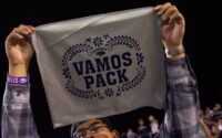 joven muestra toalla de mano con frase "vamos pack"