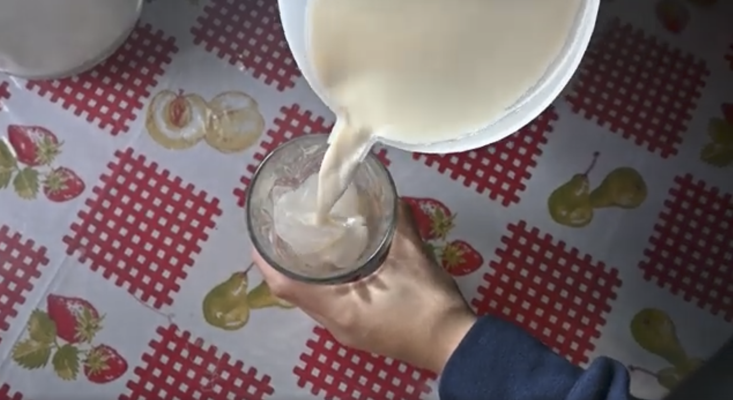 Sustancia lechosa que se vierte en una taza.