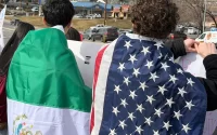 Dos estudiantes con la bandera de mexico y EE.UU