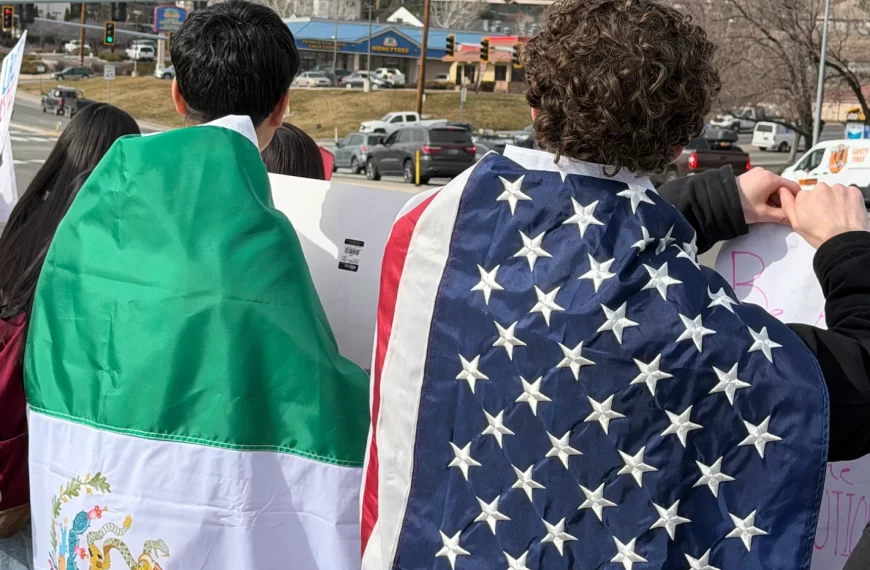 Dos estudiantes con la bandera de mexico y EE.UU