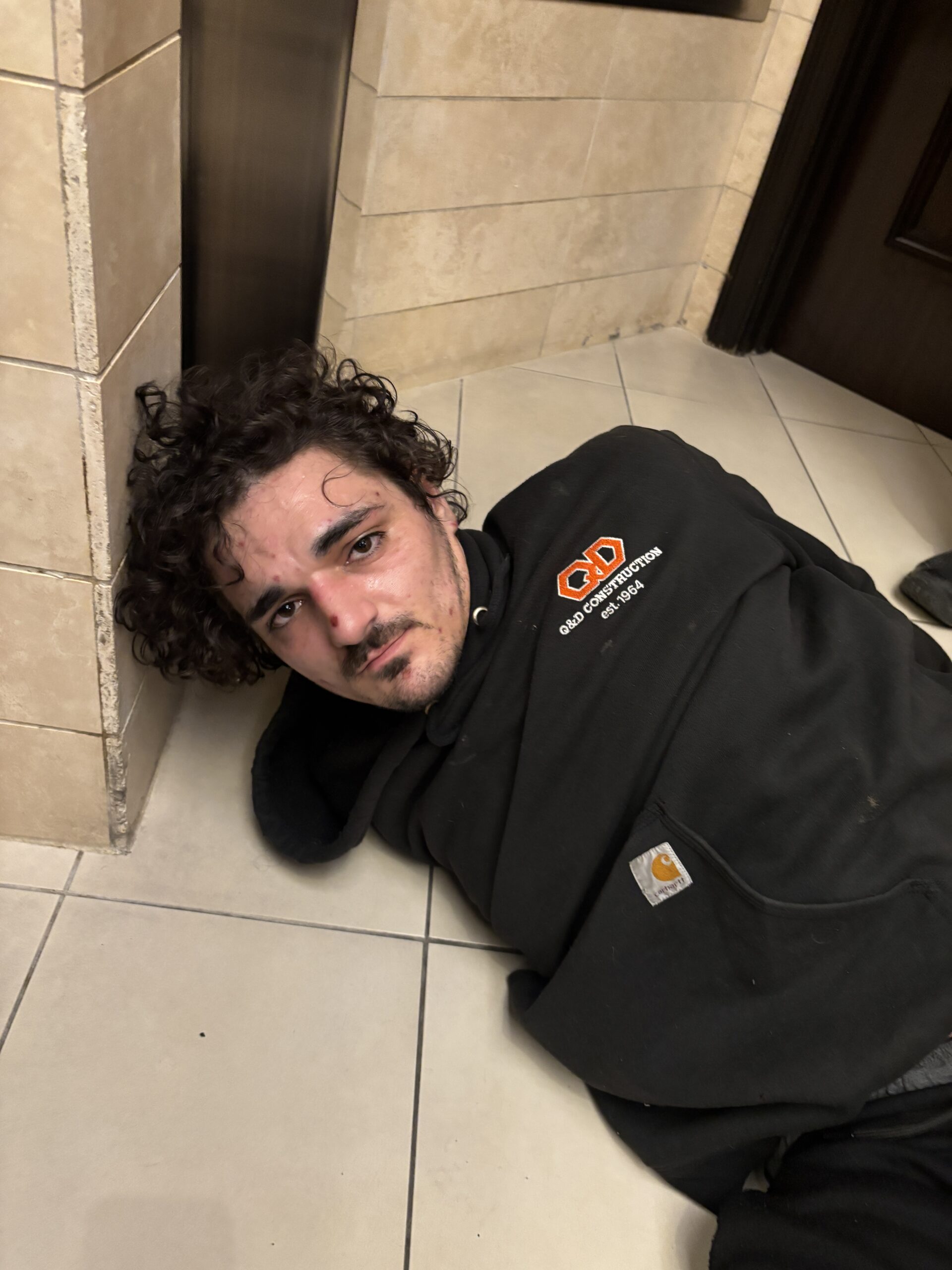 hombre herido mira a la cámara desde el suelo