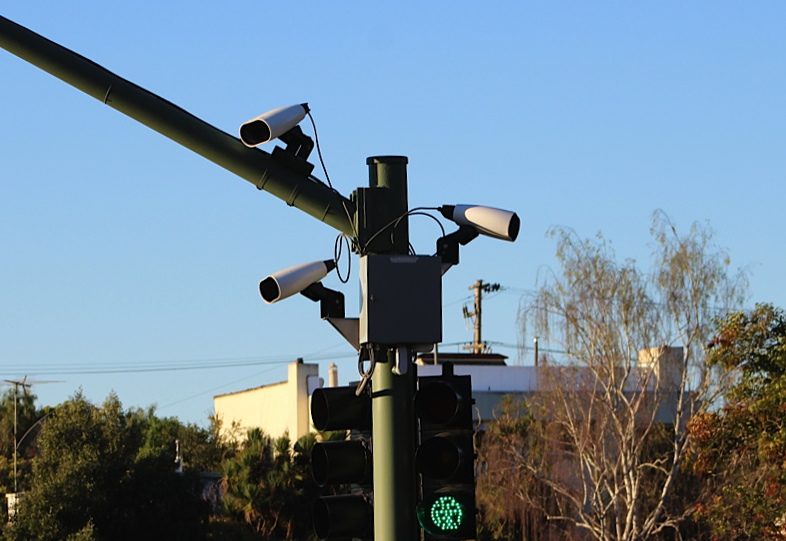 Una cámara instalada en una farola que se utiliza para leer matrículas