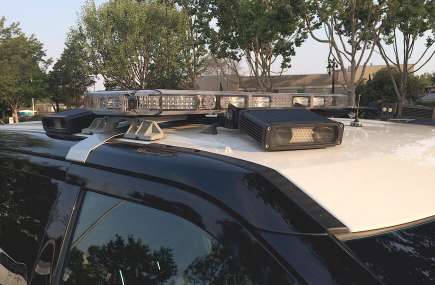 una barra instalada sobre un carro policía que se utiliza para leer matrículas