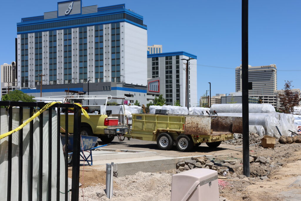 hotel y vehículos de construcción
